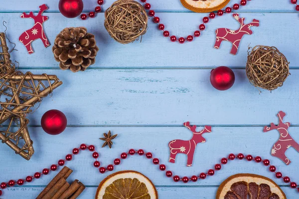 Artículos decorativos de Navidad sobre fondo de madera —  Fotos de Stock