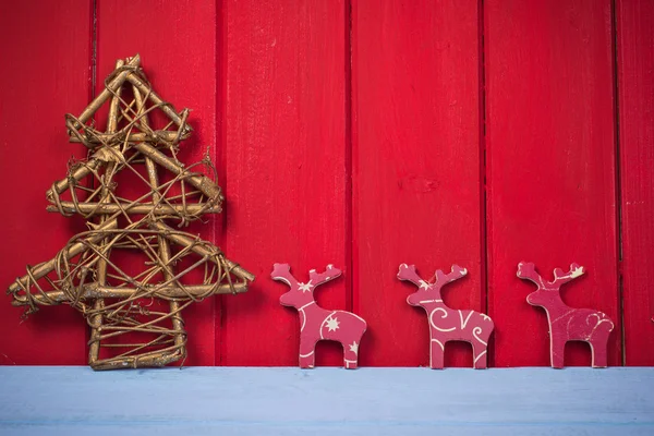 Árbol de Navidad retro y renos sobre fondo de madera roja — Foto de Stock