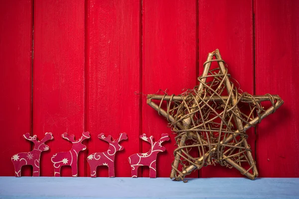 Retro Christmas star and reindeer on red wood background — Stock Photo, Image