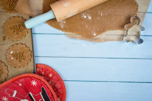 Making christmas gingerbread man cookie — Stock Photo, Image