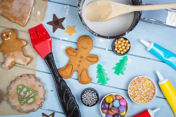 Decorating of gingerbread man Christmas cookie — Stock Photo, Image