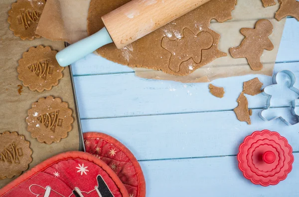 Making christmas gingerbread man cookie — Stock Photo, Image