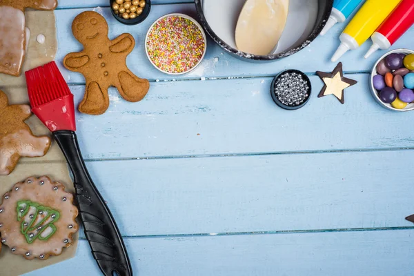Decorating of gingerbread man Christmas cookie — Stock Photo, Image