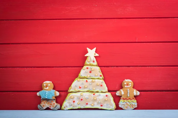 Funny gingerbread man kids with Christmas tree — Stock Photo, Image