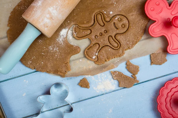 Making christmas gingerbread man cookie — Stock Photo, Image