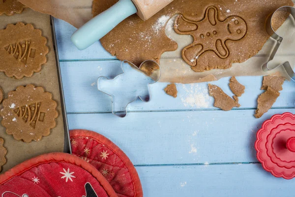 Hacer galletas de jengibre de Navidad hombre — Foto de Stock