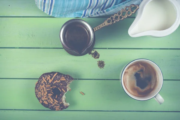 Morgenkaffee mit Donut — Stockfoto