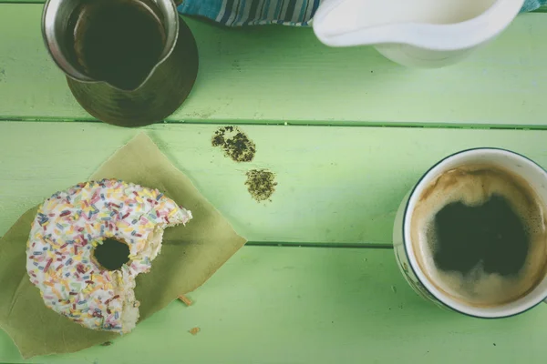 Morgenkaffee mit Donut im Retro-Stil — Stockfoto