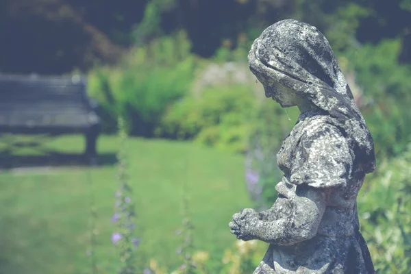 Sculpulture sylwetka kobiety w ogrodzie — Zdjęcie stockowe