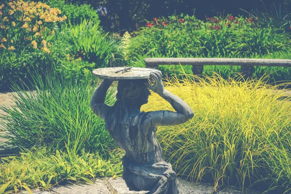 庭の女性シルエット sculpulture — ストック写真