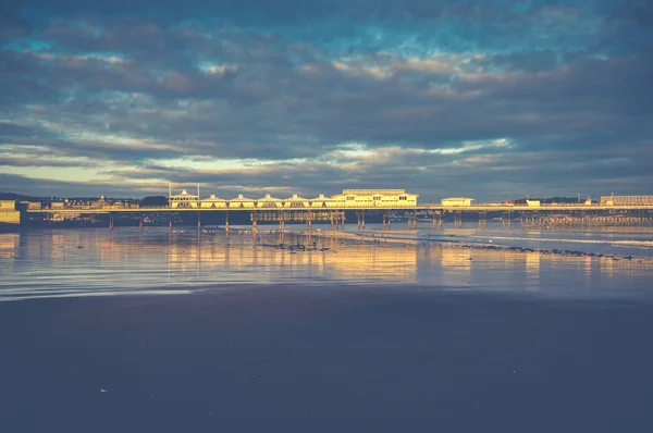 Gökyüzü arka plan ile gün batımında Paignton içinde İngiliz pier — Stok fotoğraf