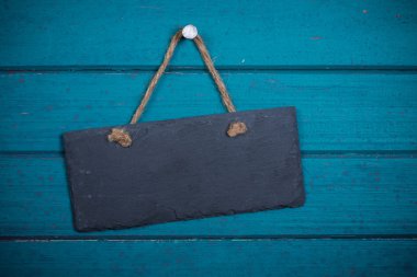 plakalar adam üzerinde asılı ip ile boş tabela