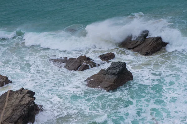 Κύματα σε Κορνουάλης βραχώδη πλαγιά — Φωτογραφία Αρχείου