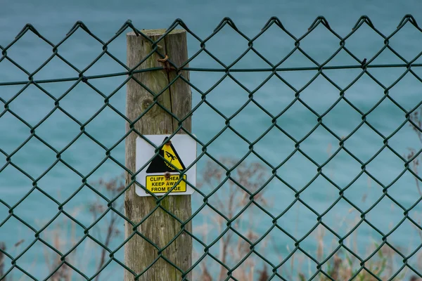 Cliff hazard sign on post — Stock Photo, Image