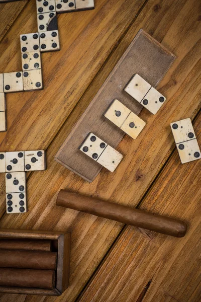 Küba purosu ve domino Üstten Görünüm — Stok fotoğraf