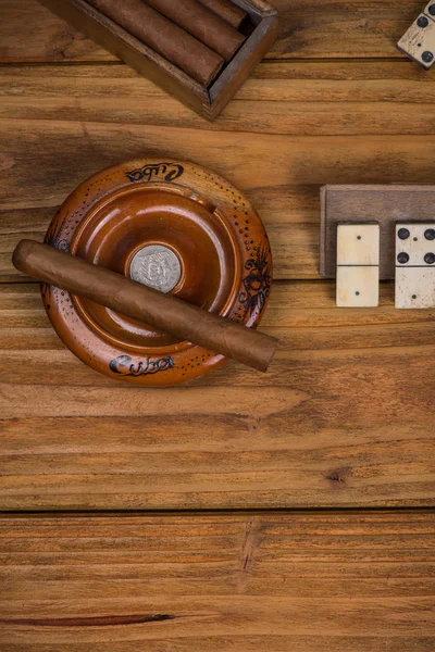 Kül tablası masada puro — Stok fotoğraf