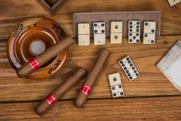 Ren cigarrer och domino styrelsen på bord — Stockfoto