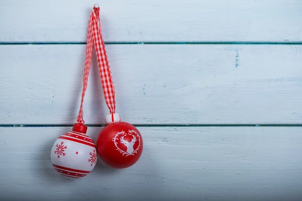 Roter und weißer Ornament auf Holz — Stockfoto