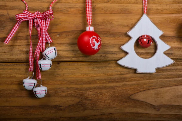 Vielfältige Weihnachtsdekoration auf Holz — Stockfoto