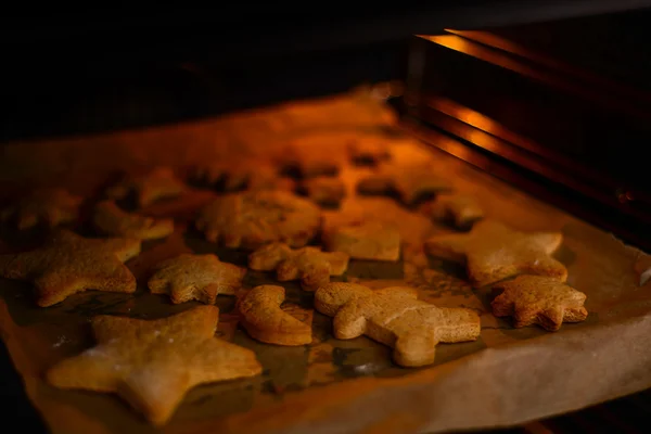 Cuisson de biscuits de Noël au four — Photo