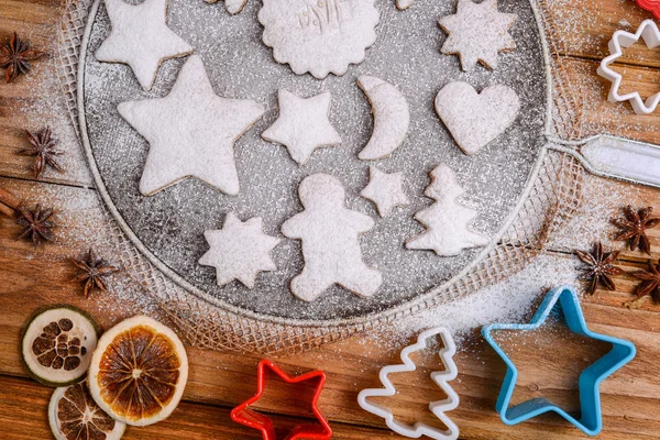 पावडर साखरसह सजवलेले ख्रिसमस कुकीज — स्टॉक फोटो, इमेज