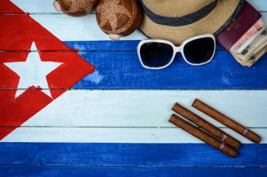 Puro ve şapka ile güneş gözlüğü 