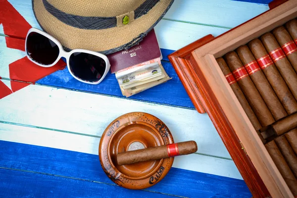 Cuban cigars with straw hat and flag — Stock Photo, Image