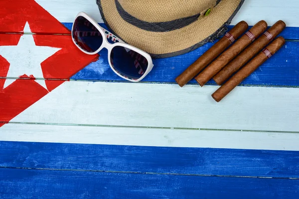 Cigarros paja Panamá sombrero y gafas de sol —  Fotos de Stock