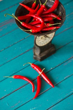 Kırmızı biber ve vintage mutfak terazisi