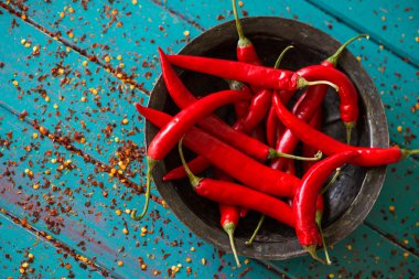 chilli pepers tohumlar üzerinde tablo üzerinde bir Vintage kase 