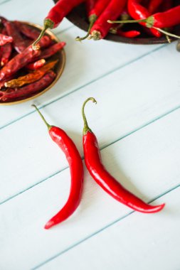 Dfresh ve beyaz masa üzerinde kurutulmuş kırmızı biber