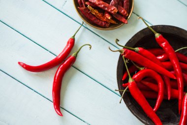 Dfresh ve beyaz masa üzerinde kurutulmuş kırmızı biber