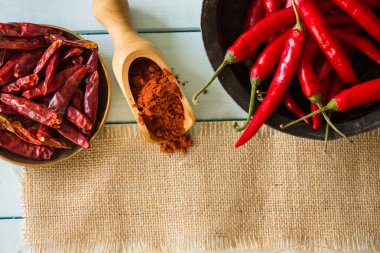 taze ve kuru biber ve kopya alanı ile toz