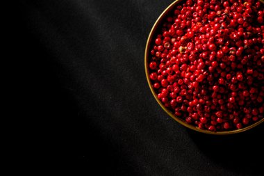 yanan kırmızı sıcak biber tohumu ob siyah arka plan