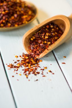 Vintage kaşıkla ezilmiş kırmızı biber