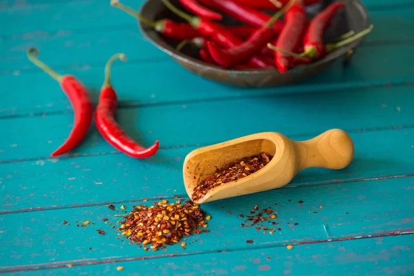 Органический красный перец и совок с сушеными семенами — стоковое фото