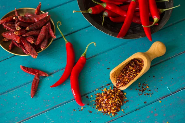 Fresh and dried hot peppers and scoop with seeds — Stock Photo, Image