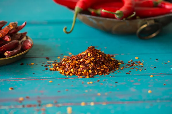 Dried pepper seeds and fresh chilli in background — Stock Photo, Image