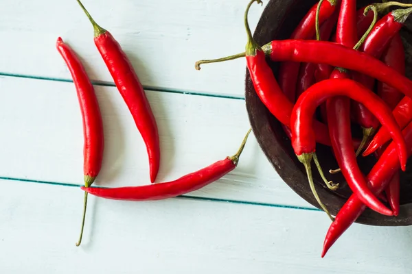 Chili fresco vermelho vibrante na mesa de madeira branca — Fotografia de Stock