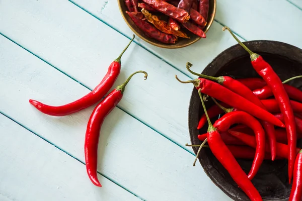 Dfresh ve beyaz masa üzerinde kurutulmuş kırmızı biber