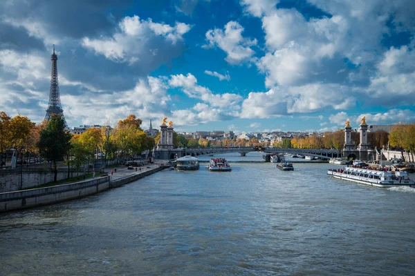 Vista sobre o rio Sena na ponte Alexandre III e Torre Eiffel i — Fotografia de Stock