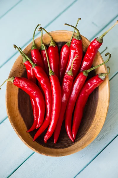 Táblázat a tál friss piros chili felülnézet — Stock Fotó