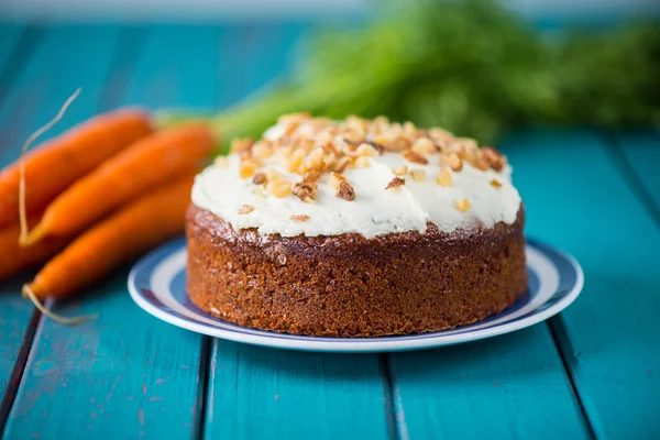 Torta di carote fatta in casa tradizionale e carote fresche — Foto Stock