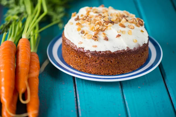 Pastel de zanahoria tradicional y zanahorias frescas — Foto de Stock