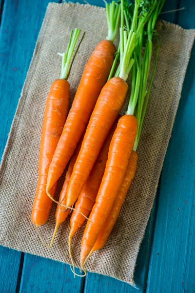 Fresh organic carrots on table — Stock Photo, Image