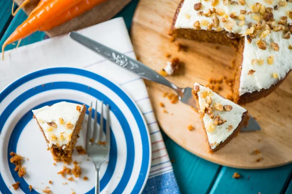 Karottenkuchen und Stoff auf dem Tisch mit frischen Karotten — Stockfoto