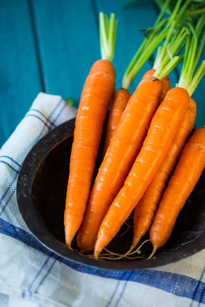 Zanahorias orgánicas frescas en tazón retro — Foto de Stock