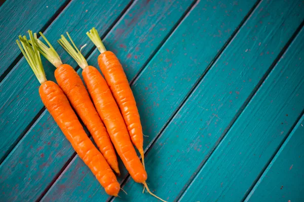 Куча свежей моркови на ретро-столе — стоковое фото