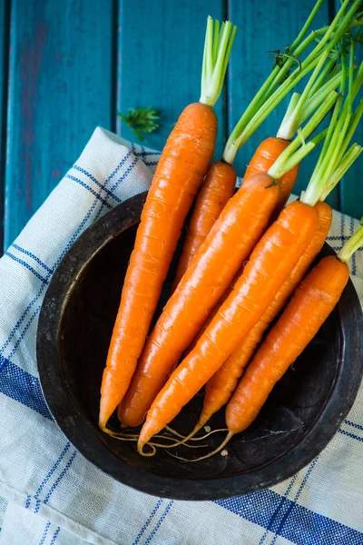 Zanahorias orgánicas frescas en tazón retro — Foto de Stock