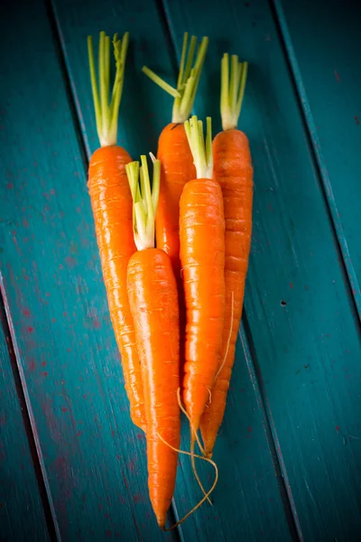 Cambada de cenouras frescas na mesa retrô — Fotografia de Stock